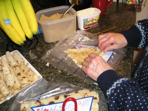 https://www.ggarchives.com/DigitalAssets/Recipes/Lefse/03-RollingLefse-500.png?ezimgfmt=ngcb1/notWebP